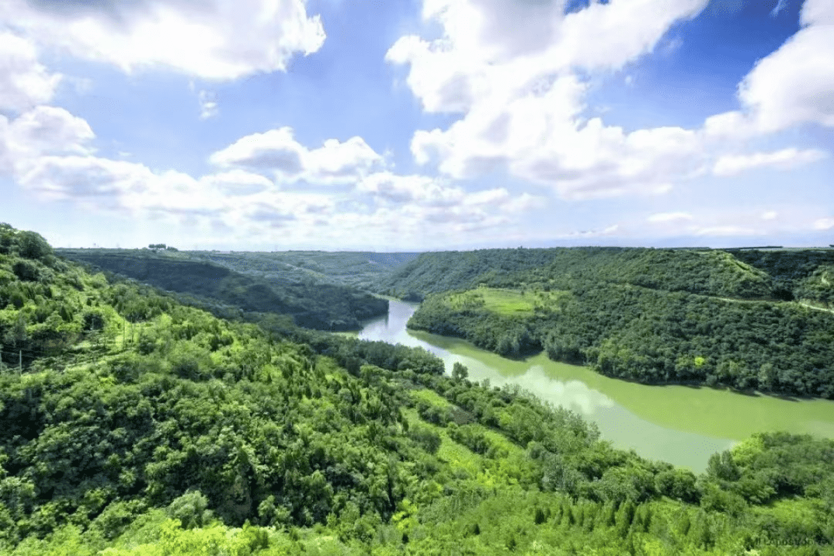 西安霸陵公墓官网园区湖景图